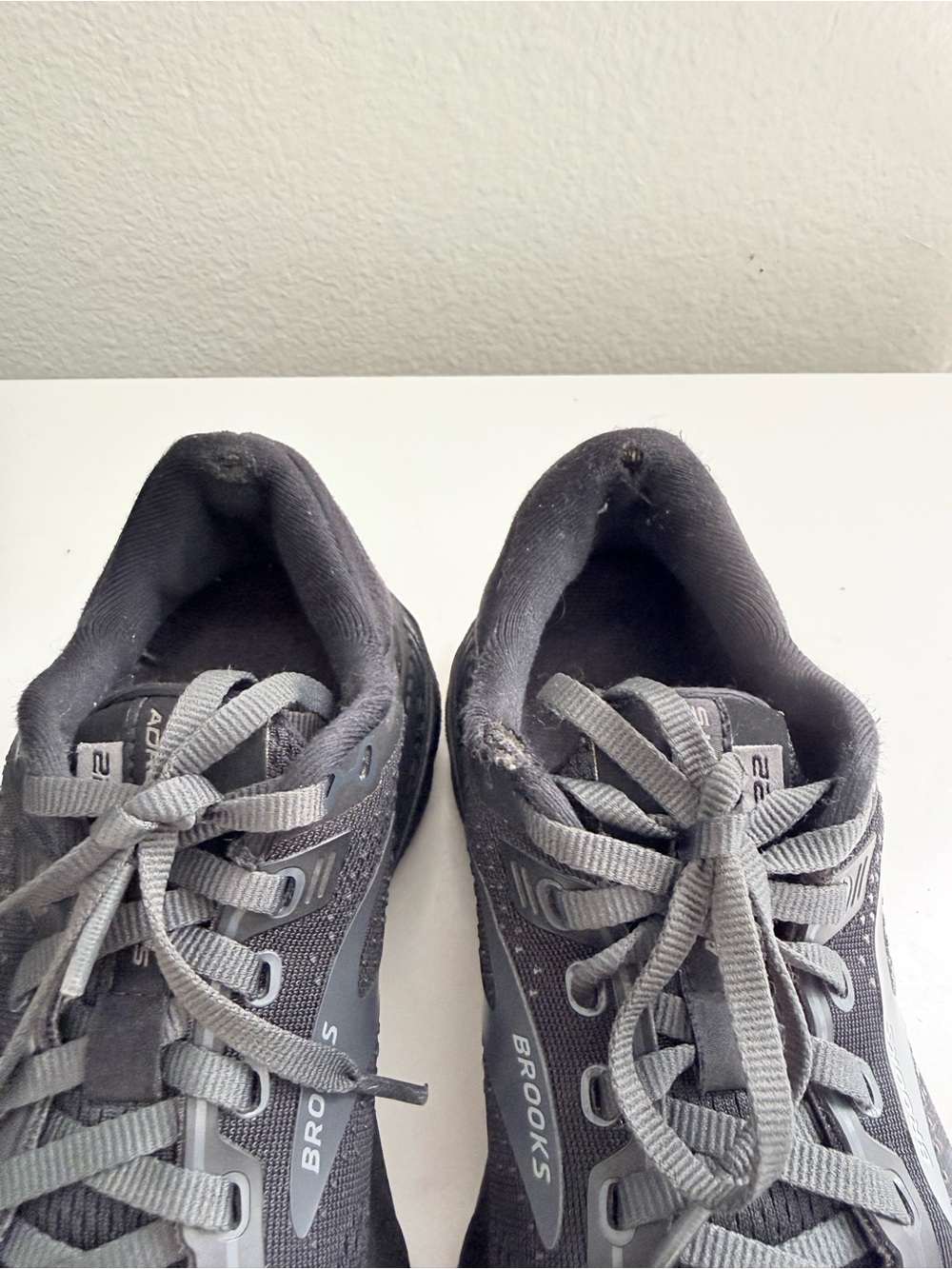Brooks women size 7.5 Adrenaline GTS 22 Black and Dark Gray Running Shoes - Picture 4 of 11